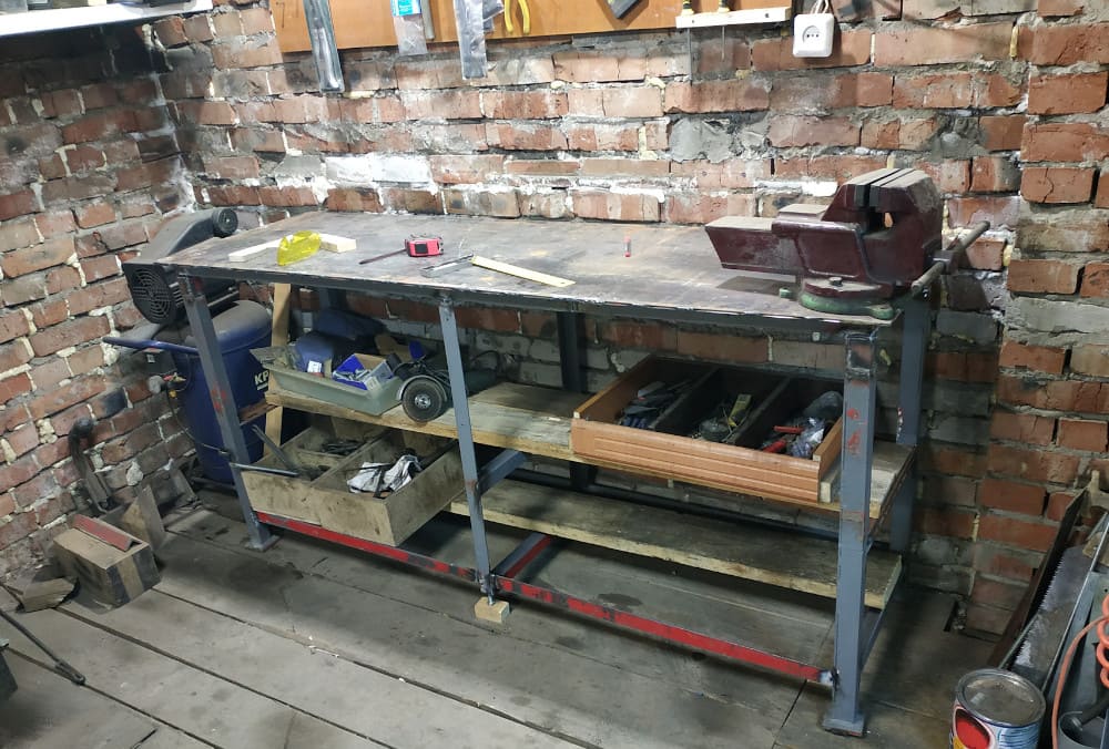 Компактный и МАЛЕНЬКИЙ стол-верстак слесарный для гаража своими руками