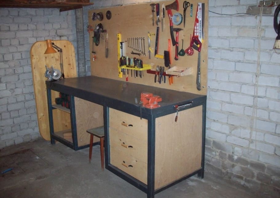 Монтаж откидного или складного стола в гараж своими руками