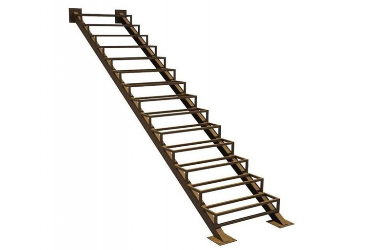 Металлический каркас лестницы с поворотом на 180 градусов из профиля 80х60